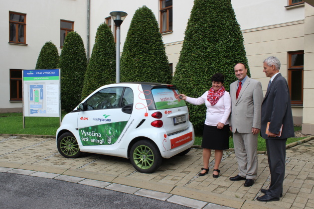 krajsky urad elektromobil predani 15092014 1