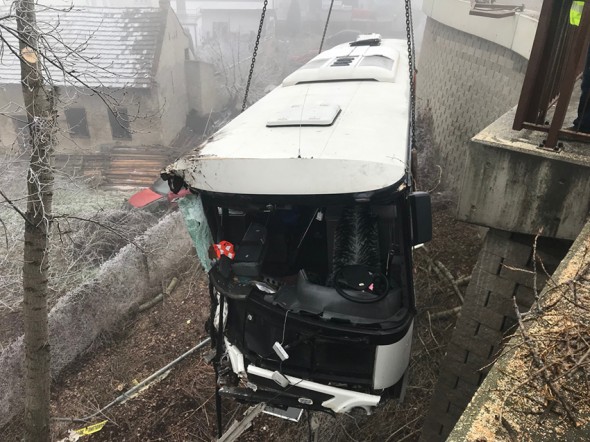 havarie_autobusu_u__reky_melnik.jpg